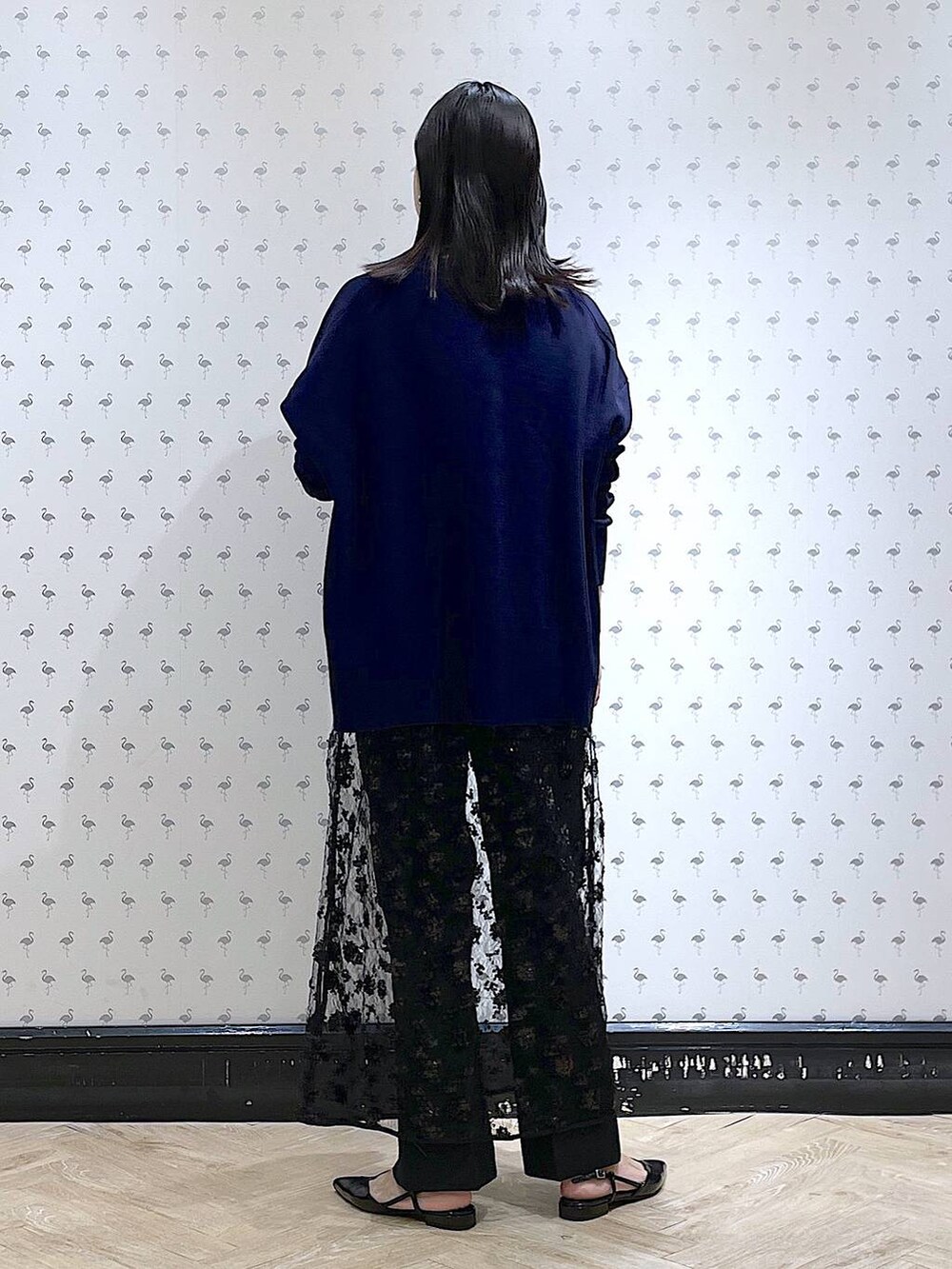 「体型カバー、着痩せ・細見え、スラックス、パンプス、きれいめ、休日コーデ、カジュアル、ママコーデ、春コーデ、SNAP_apart by lowrys、高身長、apart by lowrys、カーディガン、キャミワンピース、ワイドパンツ」｜「A part byのＣ＊ベスト＆フレアパンツセットアップ（パンツドレス、ブラック系）」を使った、yoshiさん（レディース・164cm）の冬コーディネートの3枚目の写真