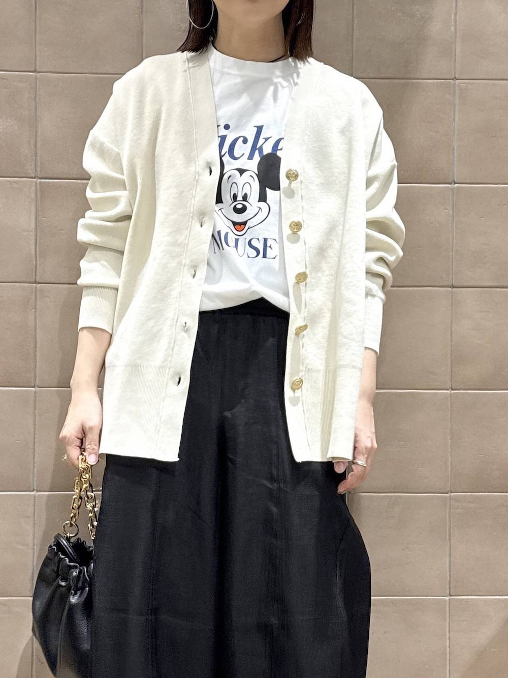 ホワイト系のカーディガン/ボレロ、ブラック系のその他パンツ、ブラック系のショルダーバッグを着用したレディースの春コーディネートの5枚目の写真