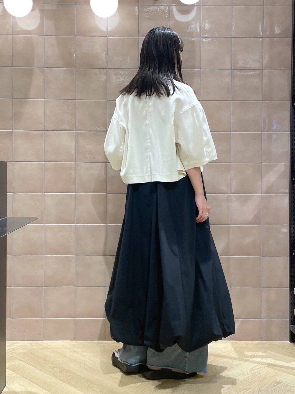 「体型カバー、着痩せ・細見え、カジュアル、ママコーデ、春コーデ、夏コーデ、SNAP_apart by lowrys、骨格ウェーブ、高身長、apart by lowrys、ジャケット、リネン・透けアイテム、ジャケットスタイル、キャミワンピース、e/rm」｜「muleboyの【セレクト】muleboy＿シャープスクエアトゥサンダル（サンダル、ブラック系）」を使った、yoshiさん（レディース・164cm）の春コーディネートの3枚目の写真