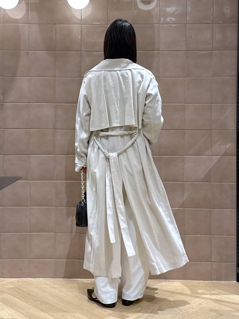 「体型カバー、着痩せ・細見え、カジュアル、ママコーデ、春コーデ、SNAP_apart by lowrys、骨格ウェーブ、高身長、apart by lowrys、トレンチコート、カップ付きインナー、カーディガン、ワイドパンツ、パンプス、バッグ」｜「bijorieの【bijorie】ベストボディブラ ブラトップ／NEW BASIC 25SS（ブラジャー、ホワイト系）」を使った、yoshiさん（レディース・164cm）の春コーディネートの3枚目の写真