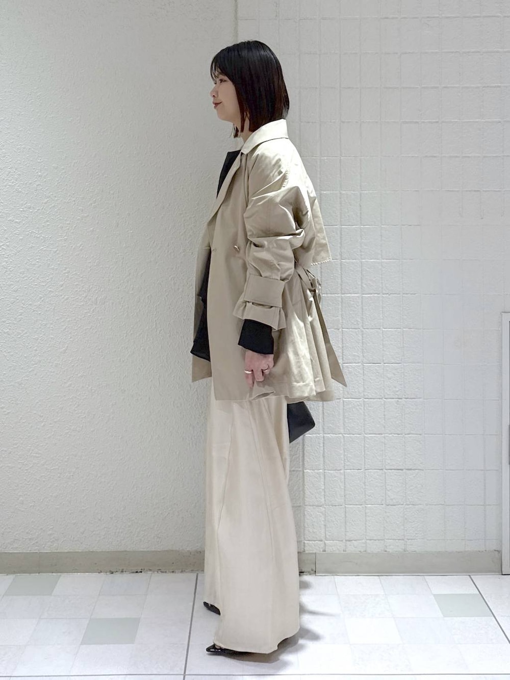 ホワイト系のその他パンツ、ブラック系のショルダーバッグ、ブラック系のシャツ/ブラウスを着用したレディースの春コーディネートの5枚目の写真