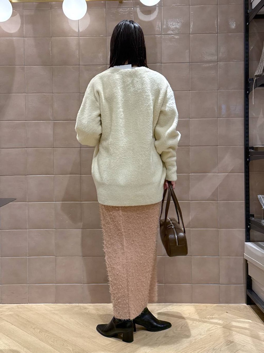 「体型カバー、着痩せ・細見え、カジュアル、ママコーデ、冬コーデ、SNAP_apart by lowrys、骨格ウェーブ、高身長、apart by lowrys、ロンT、ニット、カーディガン、e/rm、ロングスカート、バッグ」｜「A part byのソフトストレッチショートブーツ（ブーツ、ブラック系）」を使った、yoshiさん（レディース・164cm）の冬コーディネートの3枚目の写真