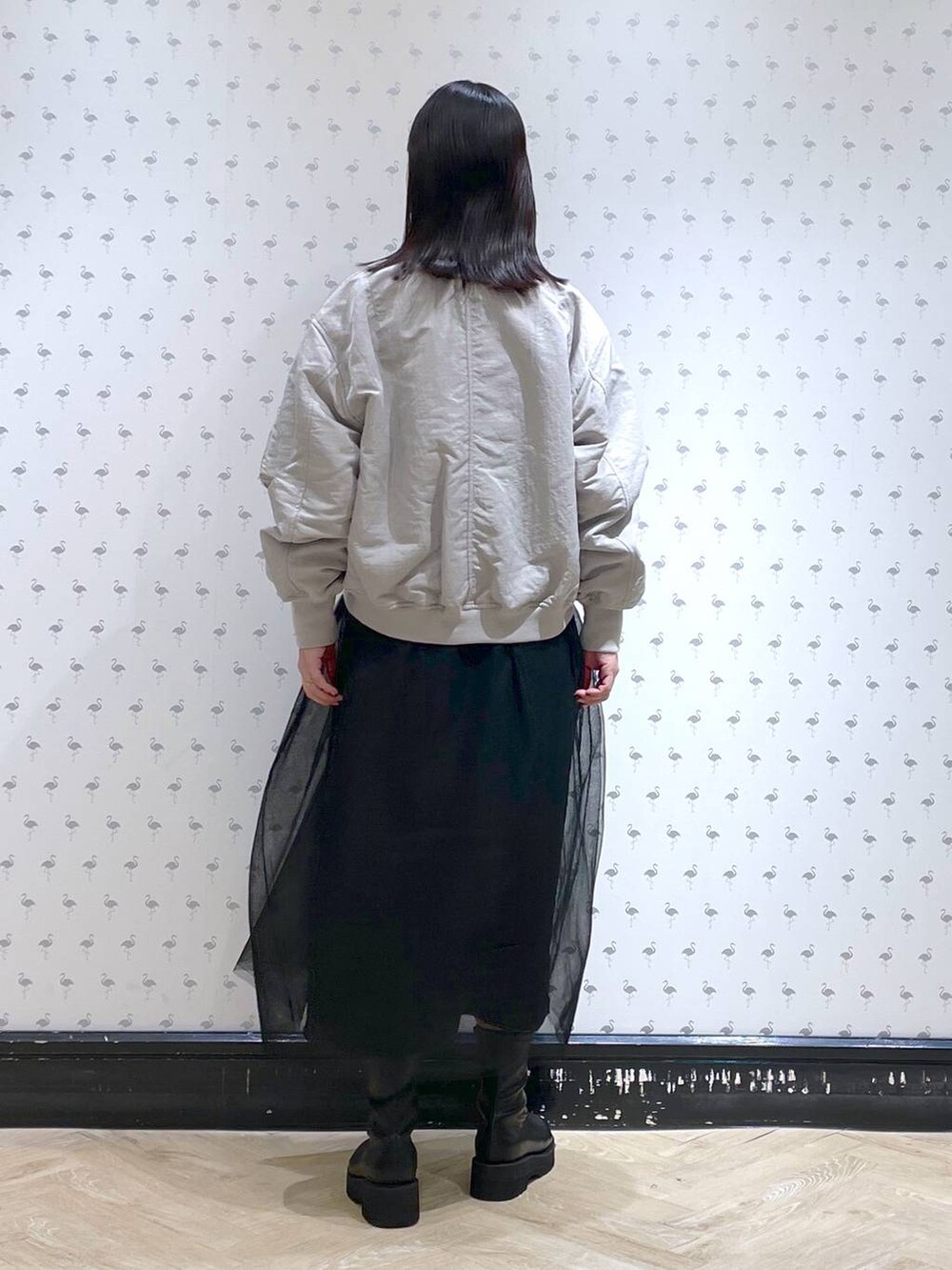 「体型カバー、着痩せ・細見え、カジュアル、ママコーデ、春コーデ、SNAP_apart by lowrys、高身長、apart by lowrys、MA-1、ワンピース、ネックレス、ブーツ、ショートブーツ、休日コーデ」｜「A part byのチュールニットドッキングワンピース（ワンピース、ブラック系）」を使った、yoshiさん（レディース・164cm）の冬コーディネートの4枚目の写真