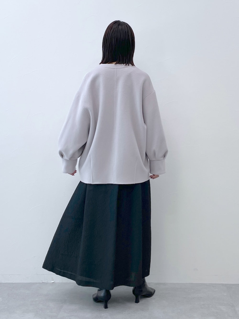 「大人カジュアル、オトナ女子、スカートスタイル、大人女子、きれいめ、おでかけコーデ、高身長女子、オフィスカジュアル、冬コーデ、30代コーデ、骨格ウェーブ、ママコーデ、apartbylowrys、ノーカラーコート、デート」｜「A part byのcasheepノーカラーコート（ノーカラーコート、グレー系）」を使った、yoshiさん（レディース・164cm）の夏コーディネートの3枚目の写真