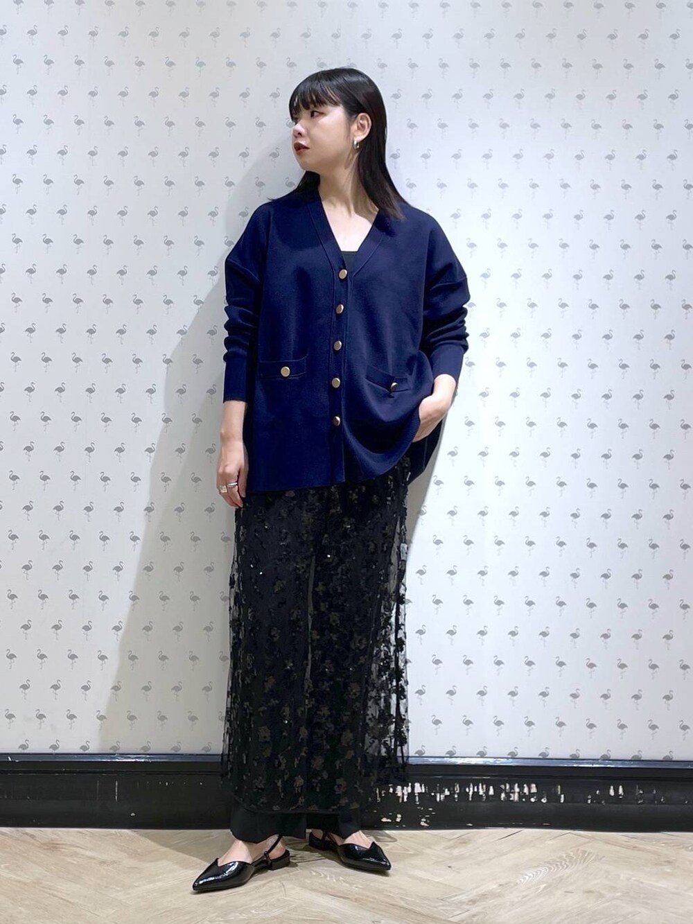 「体型カバー、着痩せ・細見え、スラックス、パンプス、きれいめ、休日コーデ、カジュアル、ママコーデ、春コーデ、SNAP_apart by lowrys、高身長、apart by lowrys、カーディガン、キャミワンピース、ワイドパンツ」｜「A part byのＣ＊ベスト＆フレアパンツセットアップ（パンツドレス、ブラック系）」を使った、yoshiさん（レディース・164cm）の冬コーディネートの6枚目の写真