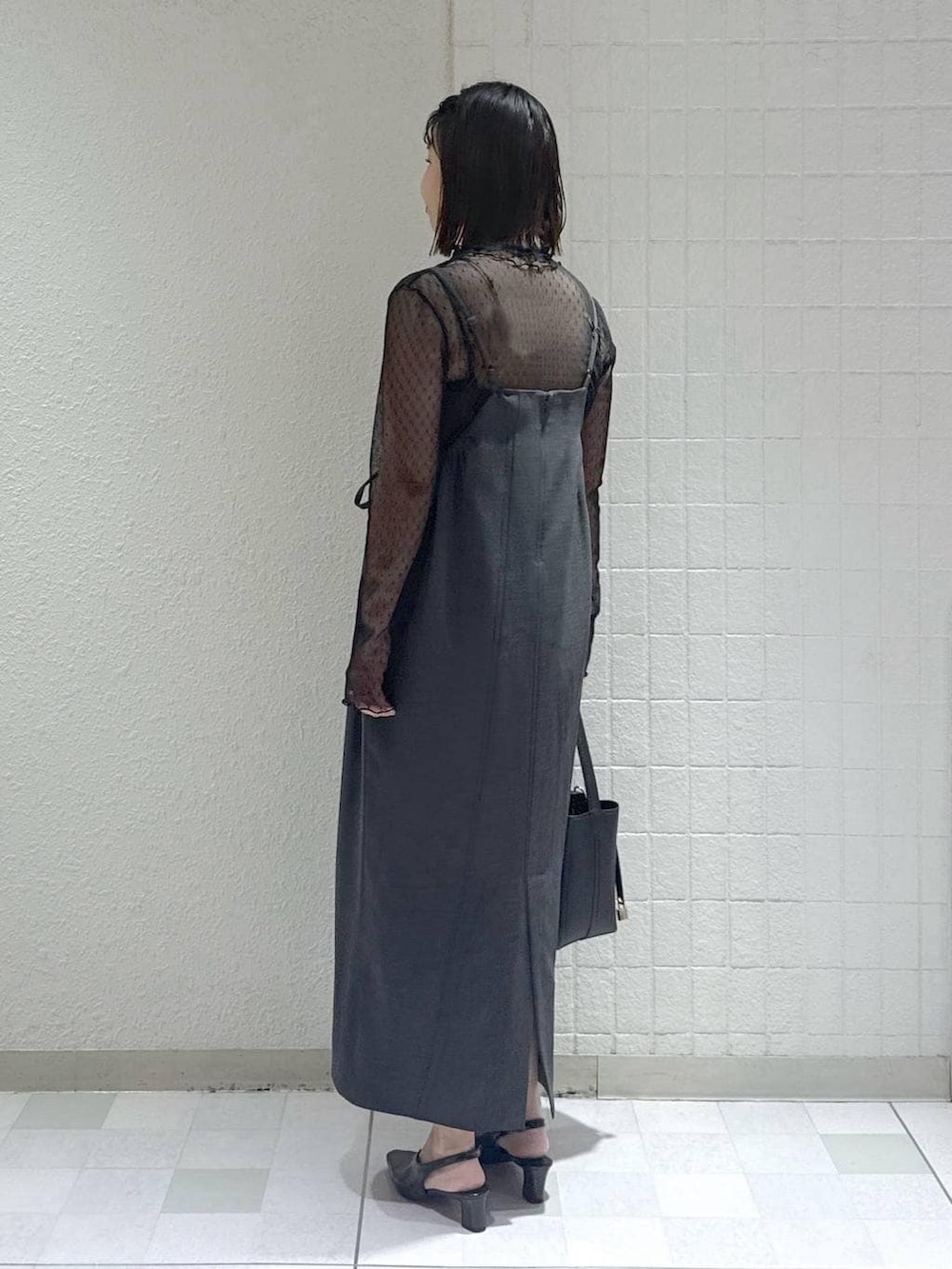 ブラック系のTシャツ/カットソー、グレー系のワンピース、ブラック系のパンプスを着用したレディースの春コーディネートの5枚目の写真