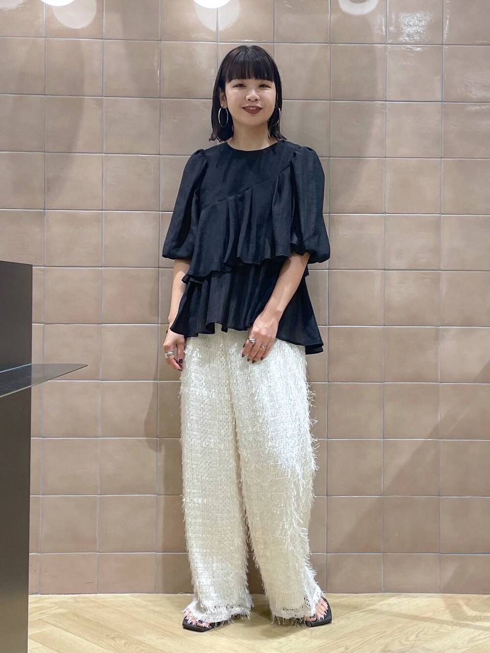「サンダル、体型カバー、着痩せ・細見え、カジュアル、ママコーデ、夏コーデ、SNAP_apart by lowrys、骨格ウェーブ、高身長、apart by lowrys、ブラウス、接触冷感、ワイドパンツ」｜「muleboyの【セレクト】muleboy＿シャープスクエアトゥサンダル（サンダル、ブラック系）」を使った、yoshiさん（レディース・164cm）の夏コーディネートの2枚目の写真