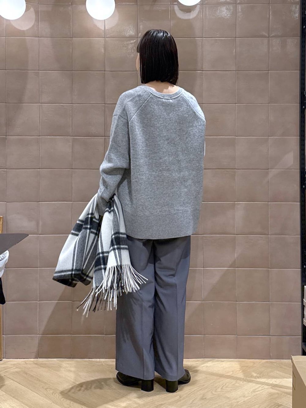 「体型カバー、着痩せ・細見え、カジュアル、ママコーデ、冬コーデ、SNAP_apart by lowrys、骨格ウェーブ、高身長、apart by lowrys、ニット、ワイドパンツ、スラックス、ワントーン、ショートブーツ、マフラー」｜「A part byのカシミヤコンユルVプルオーバーニット（ニット/セーター、グレー系）」を使った、yoshiさん（レディース・164cm）の秋コーディネートの2枚目の写真