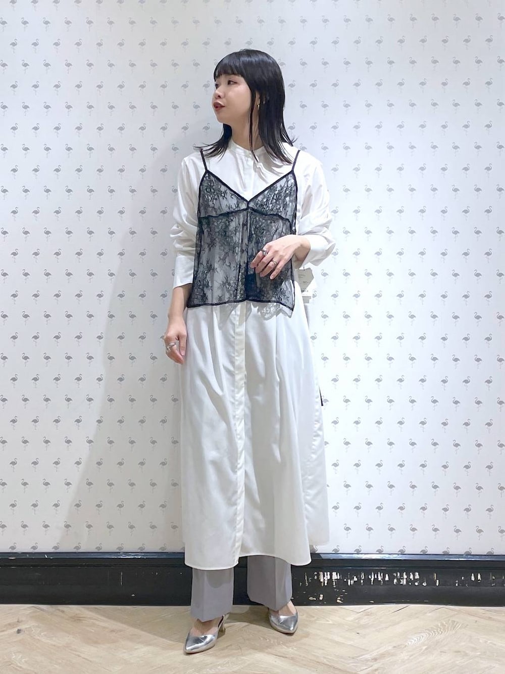 グレー系のその他パンツ、シルバー系のサンダル、ホワイト系のシャツワンピースを着用したレディースの春コーディネートの5枚目の写真