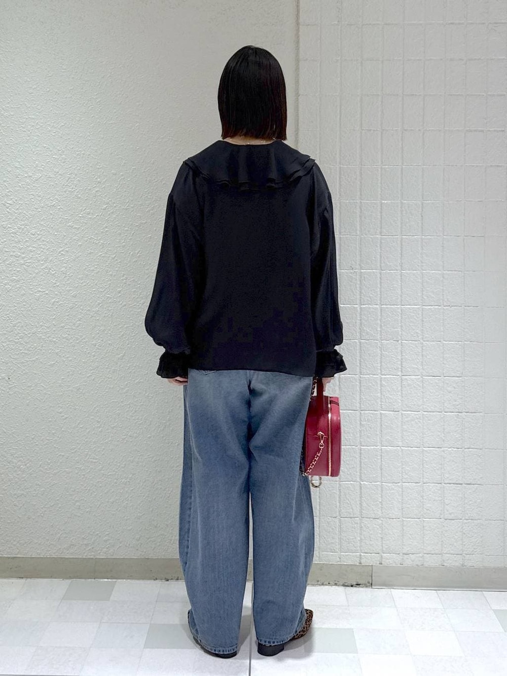 ブルー系のデニムパンツ、ブラック系のシャツ/ブラウス、ブラウン系のその他シューズを着用したレディースの冬コーディネートの4枚目の写真