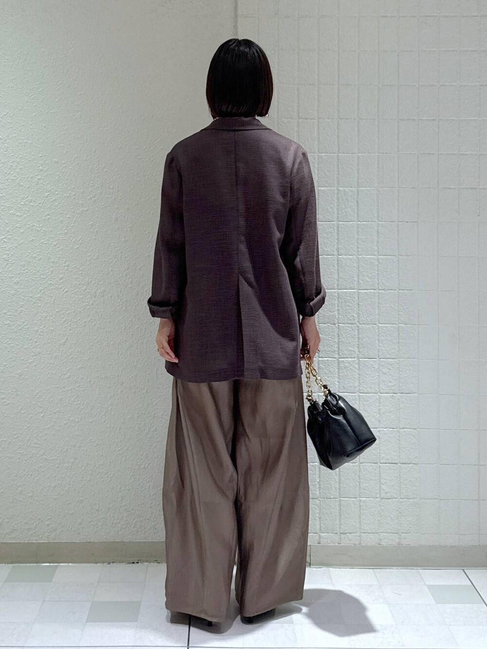 ブラウン系のその他パンツ、ブラック系のタンクトップ、ブラウン系のパンプスを着用したレディースの秋コーディネートの3枚目の写真