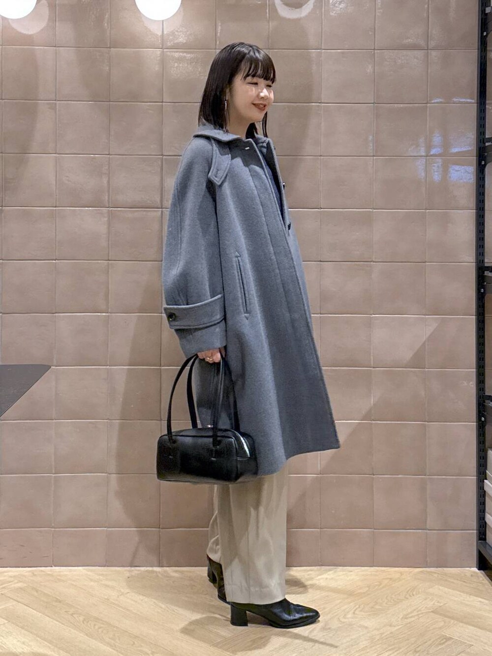 「ワイドパンツ、体型カバー、着痩せ・細見え、カジュアル、ママコーデ、冬コーデ、SNAP_apart by lowrys、骨格ウェーブ、高身長、apart by lowrys、コート、ロングコート、冬アウター、ロンT、ニット」｜「A part byのCNラクーンコン2WAYニット（ニット/セーター、ブルー系）」を使った、yoshiさん（レディース・164cm）の冬コーディネートの2枚目の写真