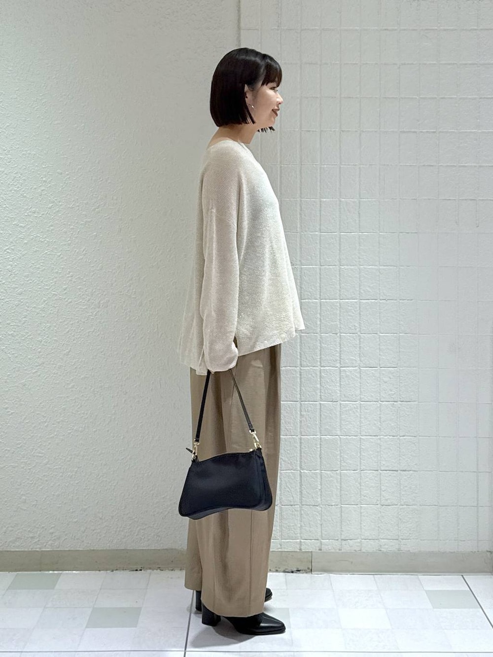「体型カバー、ワイドパンツ、スラックス、ショートブーツ、バッグ、着痩せ・細見え、カジュアル、ママコーデ、秋コーデ、SNAP_apart by lowrys、骨格ウェーブ、高身長、apart by lowrys、ニット、きれいめカジュアル」｜「A part byのスラックスコクーンボリュームパンツ（スラックス、ベージュ系）」を使った、yoshiさん（レディース・164cm）の秋コーディネートの3枚目の写真