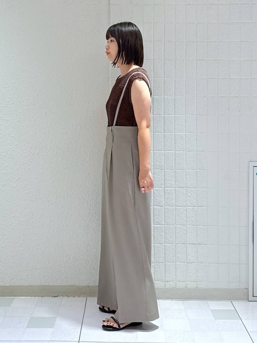 ブラック系のハンドバッグ、ブラック系のサンダル、グレー系のその他パンツを着用したレディースの夏コーディネートの4枚目の写真