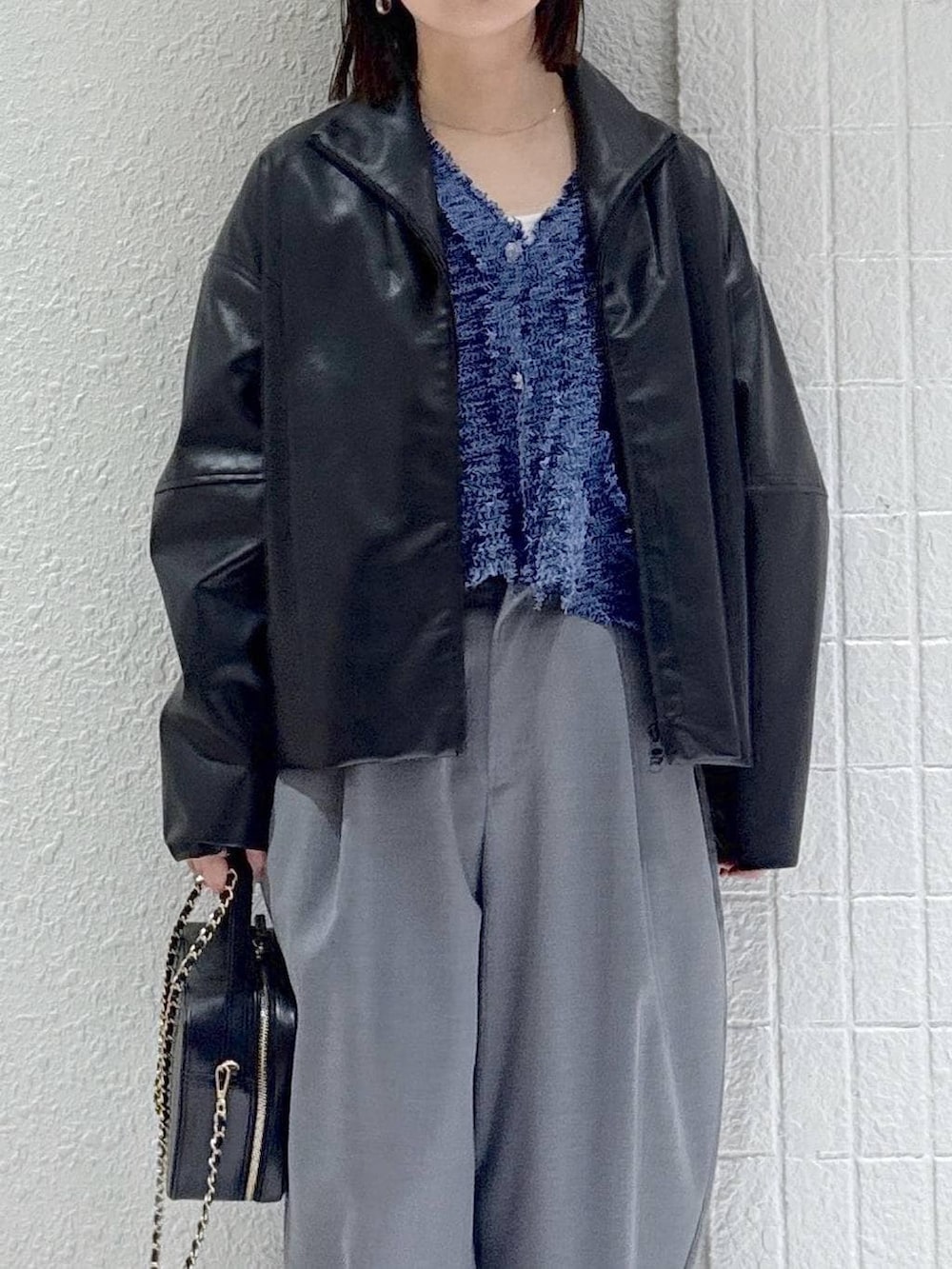 ホワイト系のタンクトップ、ブラック系のローファー、ブルー系のカーディガン/ボレロを着用したレディースの春コーディネートの5枚目の写真