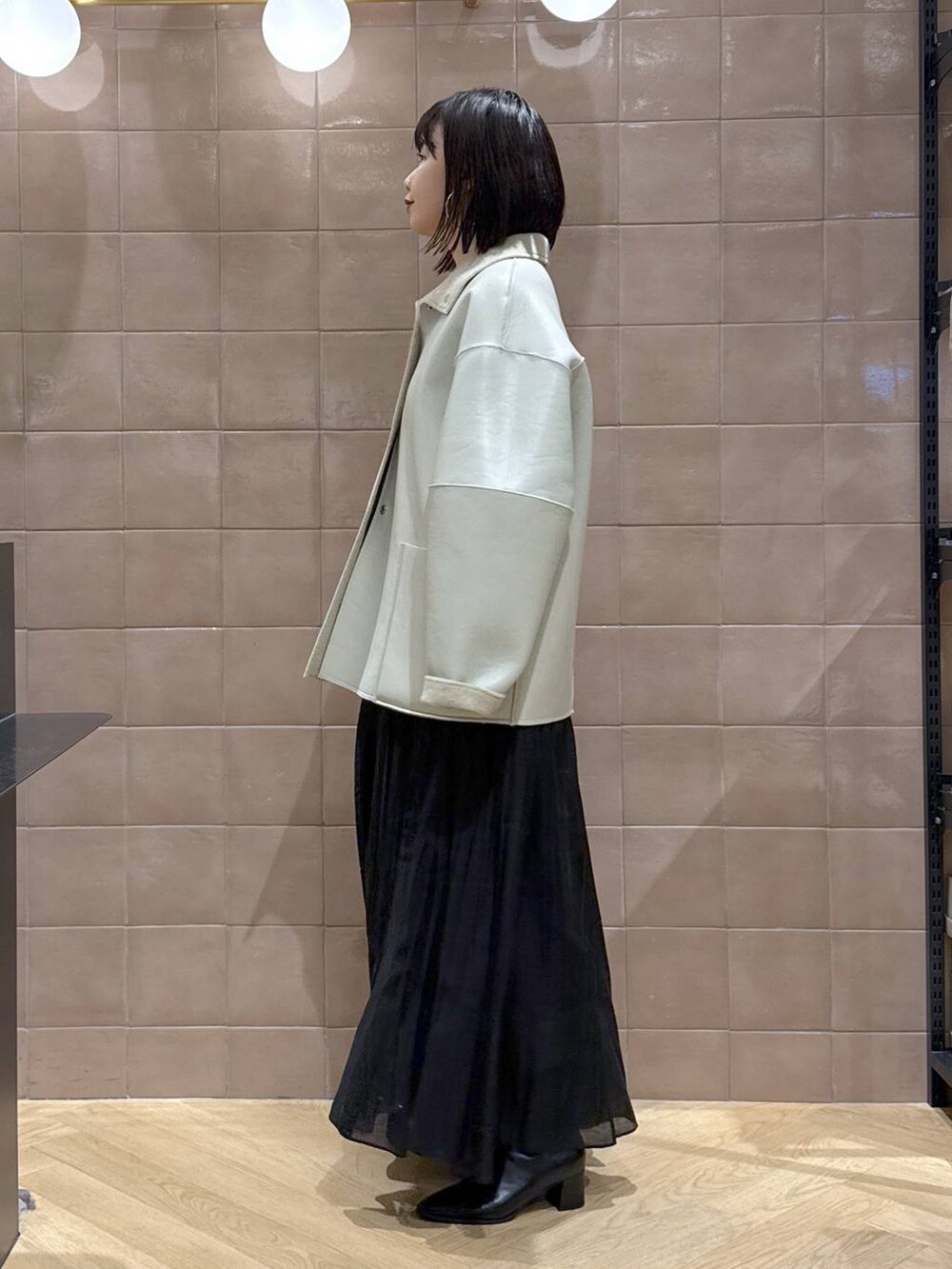 「セールミックスコーデ_apart by lowrys、体型カバー、着痩せ・細見え、カジュアル、ママコーデ、冬コーデ、SNAP_apart by lowrys、骨格ウェーブ、高身長、apart by lowrys、ニット、冬アウター、レザー、ムートンコート、ロングスカート」｜「A part byの14Gシアーウールプルオーバー（ニット/セーター、ホワイト系）」を使った、yoshiさん（レディース・164cm）の冬コーディネートの4枚目の写真