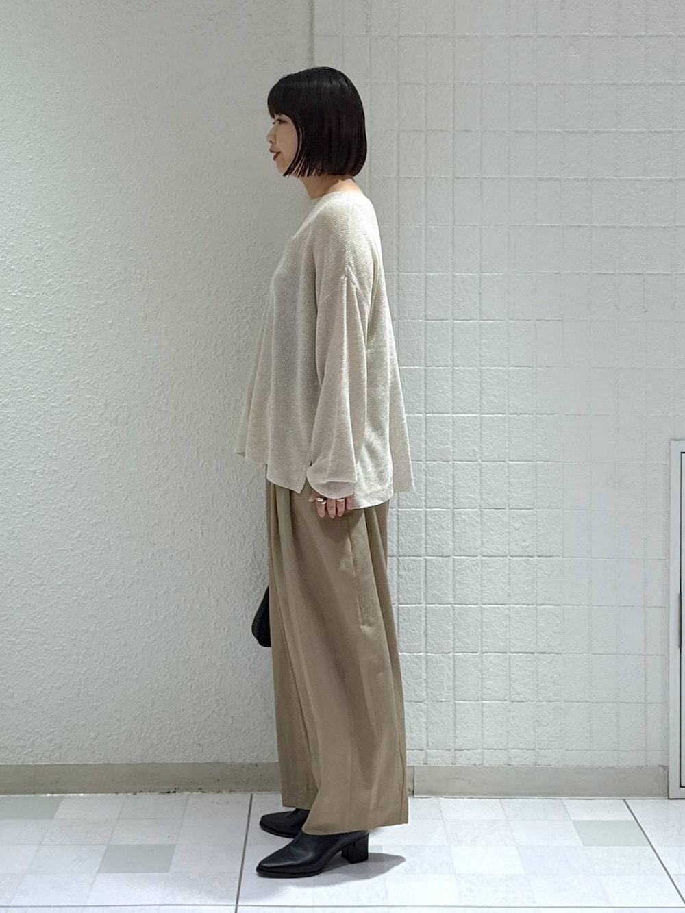 「体型カバー、ワイドパンツ、スラックス、ショートブーツ、バッグ、着痩せ・細見え、カジュアル、ママコーデ、秋コーデ、SNAP_apart by lowrys、骨格ウェーブ、高身長、apart by lowrys、ニット、きれいめカジュアル」｜「A part byのスラックスコクーンボリュームパンツ（スラックス、ベージュ系）」を使った、yoshiさん（レディース・164cm）の秋コーディネートの5枚目の写真
