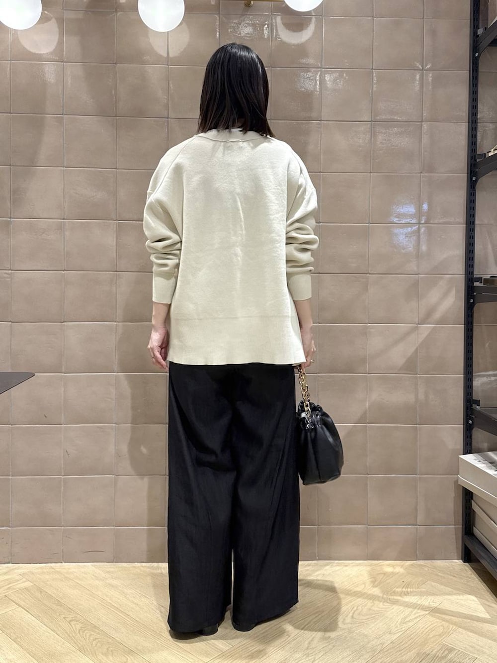 ホワイト系のカーディガン/ボレロ、ブラック系のその他パンツ、ブラック系のショルダーバッグを着用したレディースの春コーディネートの3枚目の写真