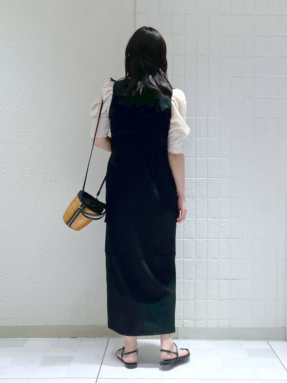 「体型カバー、着痩せ・細見え、カジュアル、ママコーデ、春コーデ、SNAP_apart by lowrys、高身長、apart by lowrys、e/rm、ワンピース、バッグ、サンダル、夏コーデ、楽ちんコーデ、旅行」｜「COTTOの【セレクト】COTTO＿ラタンショルダーバッグ（ショルダーバッグ、ブラック系）」を使った、yoshiさん（レディース・164cm）の春コーディネートの2枚目の写真
