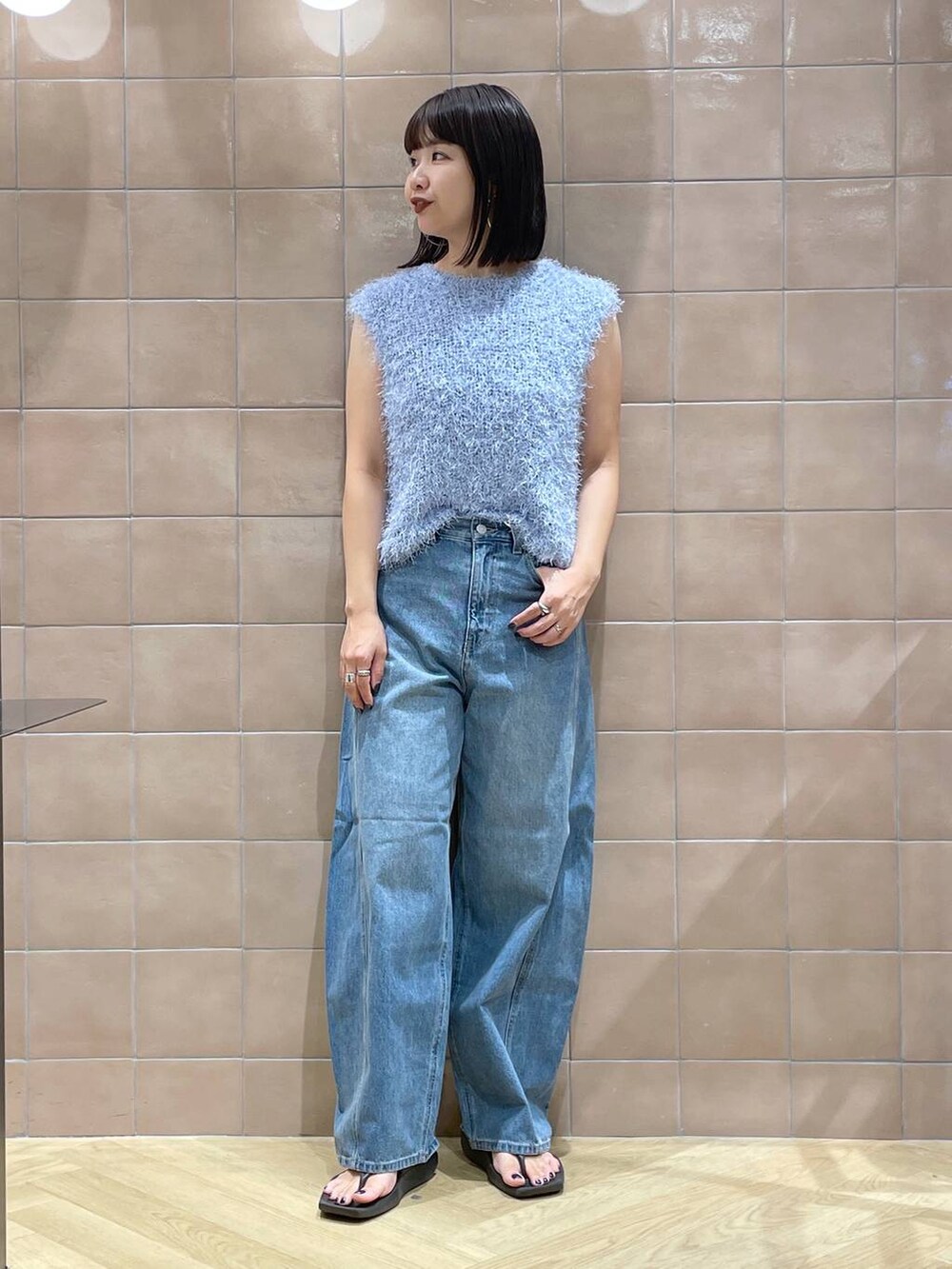「体型カバー、着痩せ・細見え、デニムパンツ、ワントーン、サンダル、カジュアル、ママコーデ、夏コーデ、SNAP_apart by lowrys、骨格ウェーブ、高身長、apart by lowrys、ベスト、ニット」｜「muleboyの【セレクト】muleboy＿シャープスクエアトゥサンダル（サンダル、ブラック系）」を使った、yoshiさん（レディース・164cm）の夏コーディネートの2枚目の写真