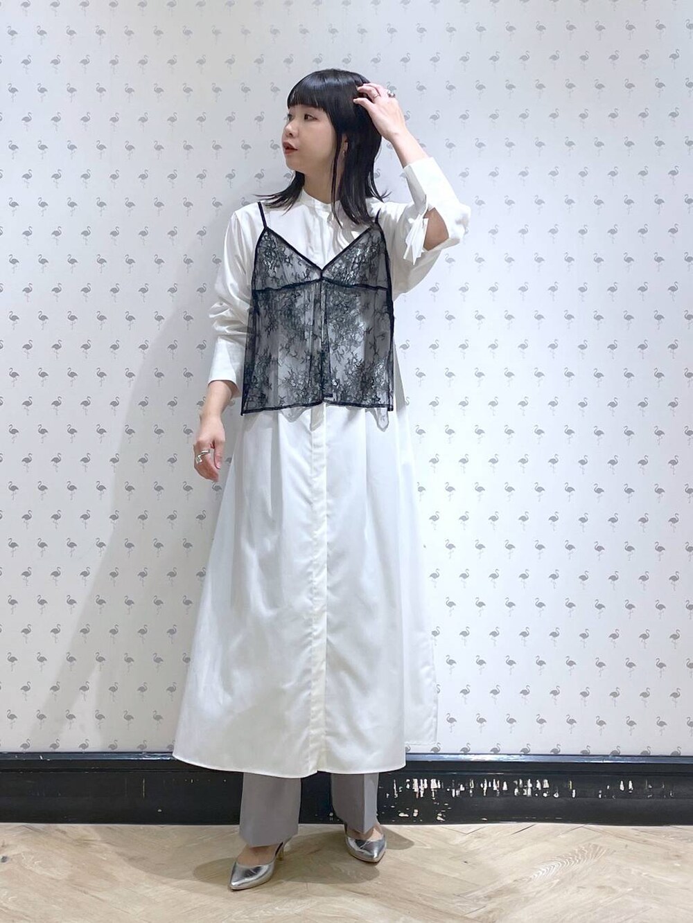 グレー系のその他パンツ、シルバー系のサンダル、ホワイト系のシャツワンピースを着用したレディースの春コーディネートの4枚目の写真