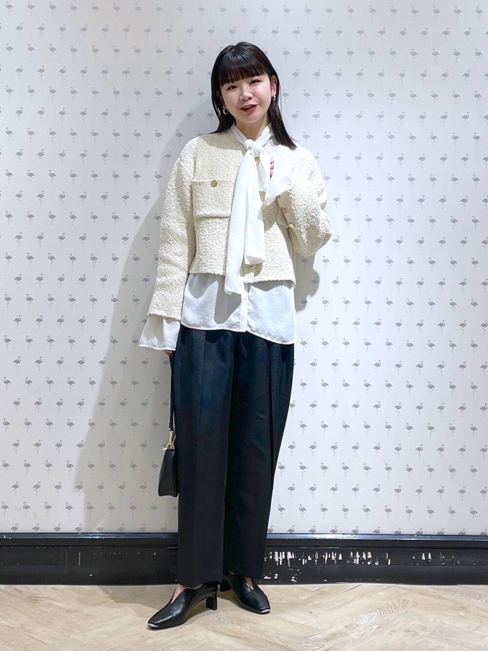 ベージュ系のカーディガン/ボレロ、ブラック系のショルダーバッグ、ブラック系のパンプスを着用したレディースの冬コーディネートの3枚目の写真