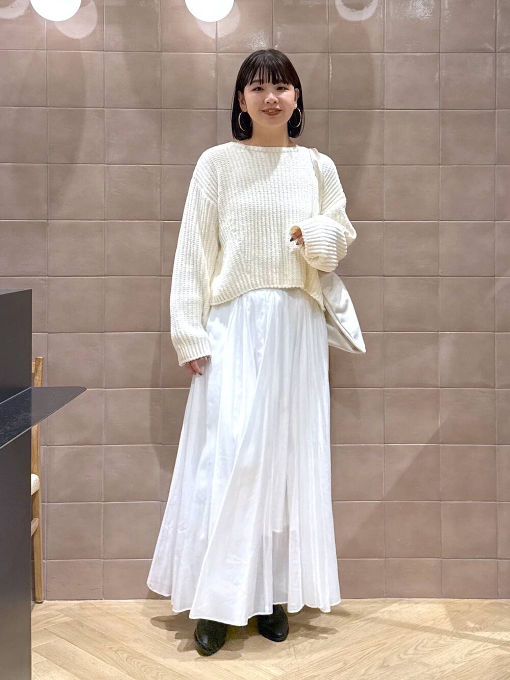 「体型カバー、着痩せ・細見え、カジュアル、ママコーデ、冬コーデ、SNAP_apart by lowrys、骨格ウェーブ、高身長、apart by lowrys、ニット、e/rm、ロングスカート、トートバッグ、ショートブーツ」｜「A part byのソフトストレッチショートブーツ（ブーツ、ブラック系）」を使った、yoshiさん（レディース・164cm）の冬コーディネートの3枚目の写真