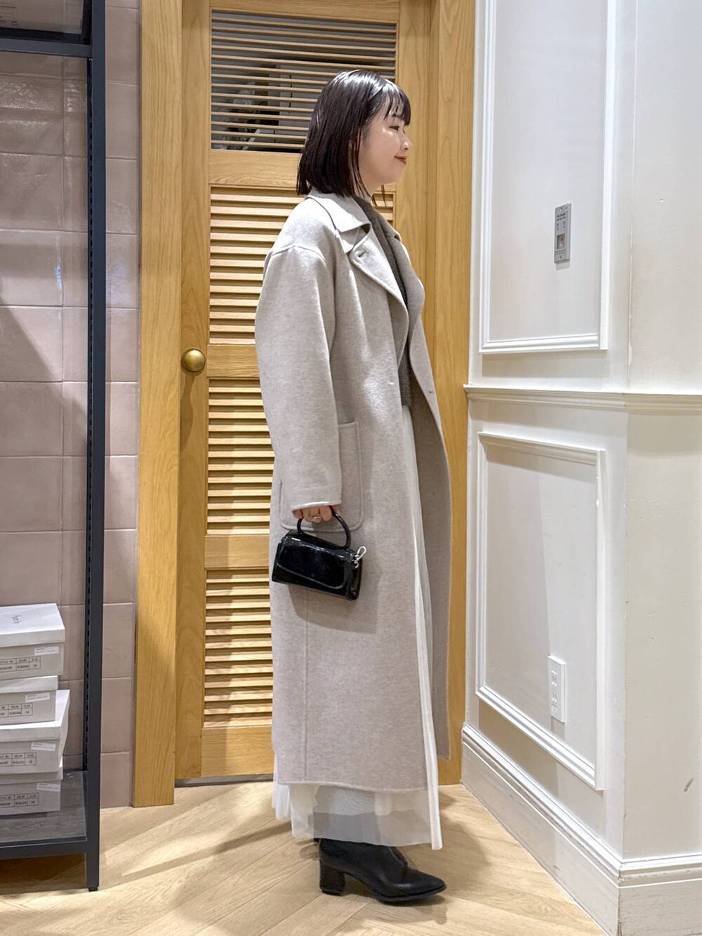 「体型カバー、着痩せ・細見え、カジュアル、ママコーデ、冬コーデ、SNAP_apart by lowrys、骨格ウェーブ、高身長、apart by lowrys、ニット、チュールスカート、ショートブーツ、バッグ、ロングコート、冬アウター」｜「A part byのラメチュールプリーツスカート（スカート、ホワイト系）」を使った、yoshiさん（レディース・164cm）の冬コーディネートの2枚目の写真