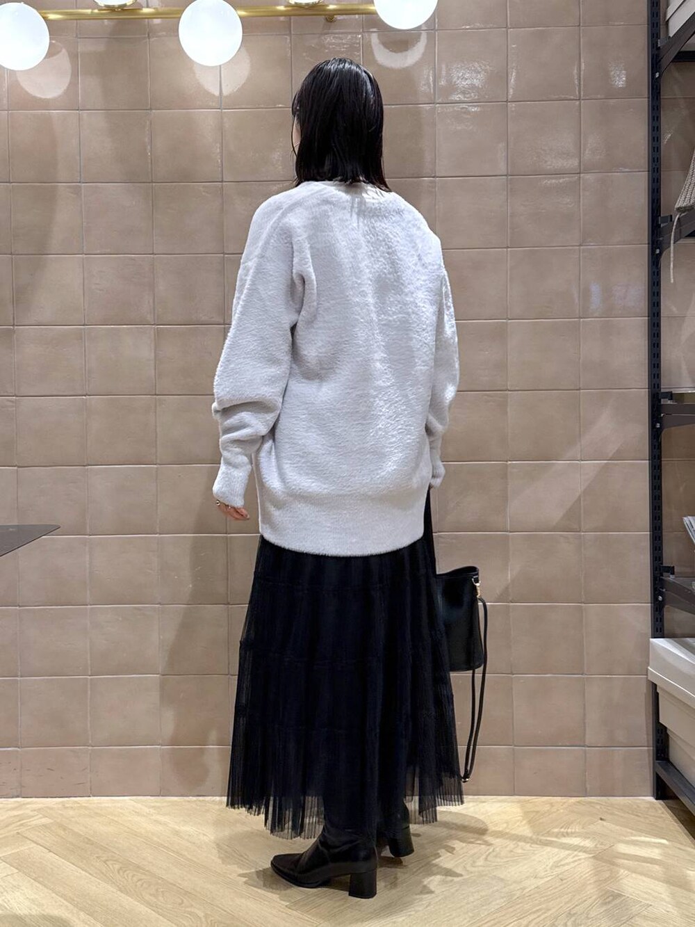 「体型カバー、着痩せ・細見え、カジュアル、ママコーデ、冬コーデ、SNAP_apart by lowrys、骨格ウェーブ、高身長、apart by lowrys、ニット、カーディガン、ロンT、e/rm、チュールスカート、バッグ」｜「A part byのチュールティアードスカート（スカート、ブラック系）」を使った、yoshiさん（レディース・164cm）の冬コーディネートの4枚目の写真