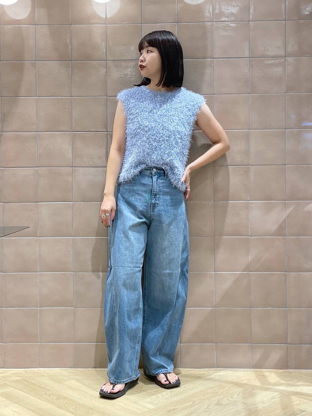 「体型カバー、着痩せ・細見え、デニムパンツ、ワントーン、サンダル、カジュアル、ママコーデ、夏コーデ、SNAP_apart by lowrys、骨格ウェーブ、高身長、apart by lowrys、ベスト、ニット」｜「muleboyの【セレクト】muleboy＿シャープスクエアトゥサンダル（サンダル、ブラック系）」を使った、yoshiさん（レディース・164cm）の夏コーディネートの3枚目の写真