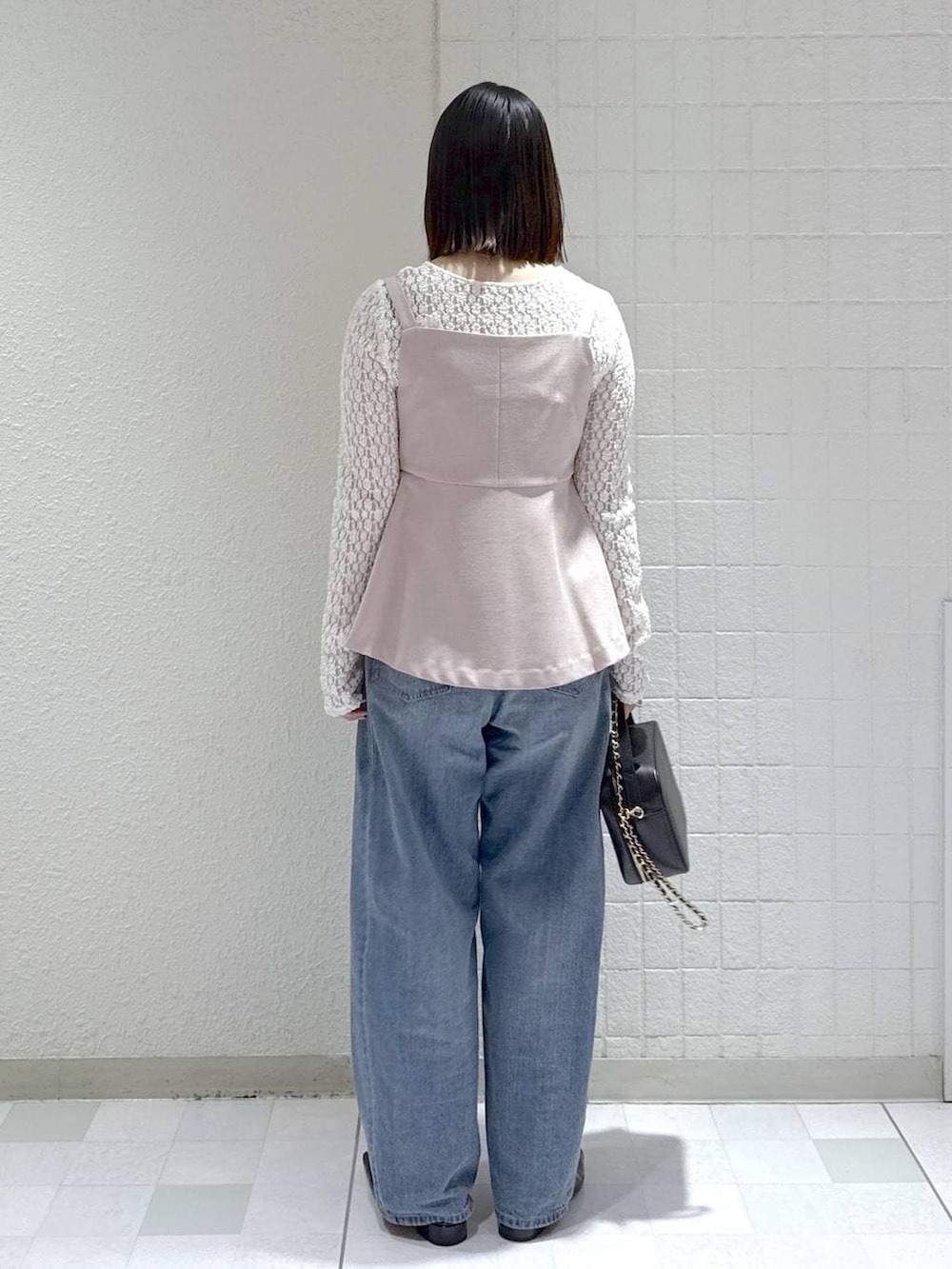 ブルー系のデニムパンツ、ホワイト系のTシャツ/カットソー、ピンク系のベストを着用したレディースの春コーディネートの3枚目の写真