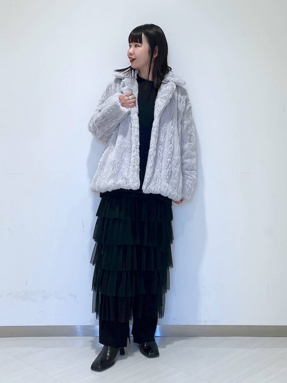 ブラック系のスウェット、ブラック系のブーツ、グレー系のブルゾンを着用したレディースの冬コーディネートの4枚目の写真