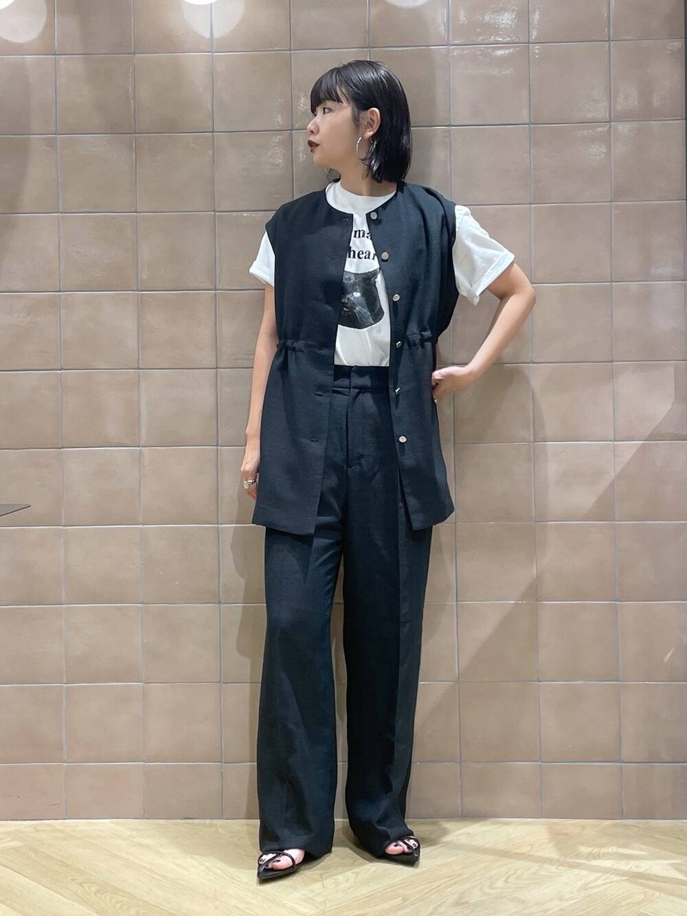 ブラック系のその他パンツ、ホワイト系のTシャツ/カットソー、ブラック系のベストを着用したレディースの夏コーディネートの2枚目の写真