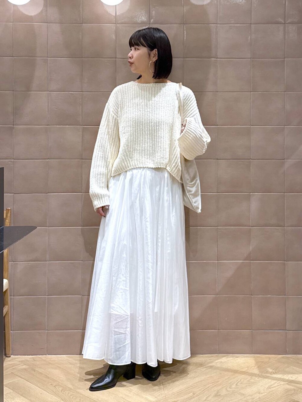 「体型カバー、着痩せ・細見え、カジュアル、ママコーデ、冬コーデ、SNAP_apart by lowrys、骨格ウェーブ、高身長、apart by lowrys、ニット、e/rm、ロングスカート、トートバッグ、ショートブーツ」｜「A part byのソフトストレッチショートブーツ（ブーツ、ブラック系）」を使った、yoshiさん（レディース・164cm）の冬コーディネートの2枚目の写真