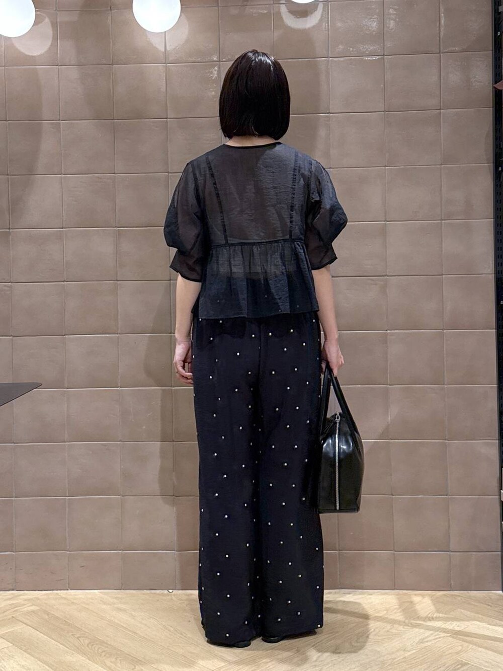 「体型カバー、着痩せ・細見え、カジュアル、ママコーデ、春コーデ、SNAP_apart by lowrys、骨格ウェーブ、高身長、apart by lowrys、ブラウス、カップ付きインナー、ワイドパンツ、サンダル、夏コーデ、ボストンバッグ」｜「A part byのソフトボストンバッグ（ボストンバッグ、ブラック系）」を使った、yoshiさん（レディース・164cm）の春コーディネートの4枚目の写真
