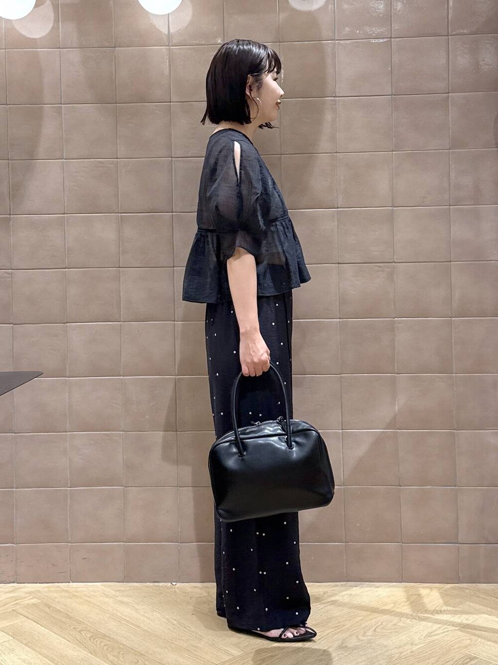 「体型カバー、着痩せ・細見え、カジュアル、ママコーデ、春コーデ、SNAP_apart by lowrys、骨格ウェーブ、高身長、apart by lowrys、ブラウス、カップ付きインナー、ワイドパンツ、サンダル、夏コーデ、ボストンバッグ」｜「A part byのソフトボストンバッグ（ボストンバッグ、ブラック系）」を使った、yoshiさん（レディース・164cm）の春コーディネートの3枚目の写真