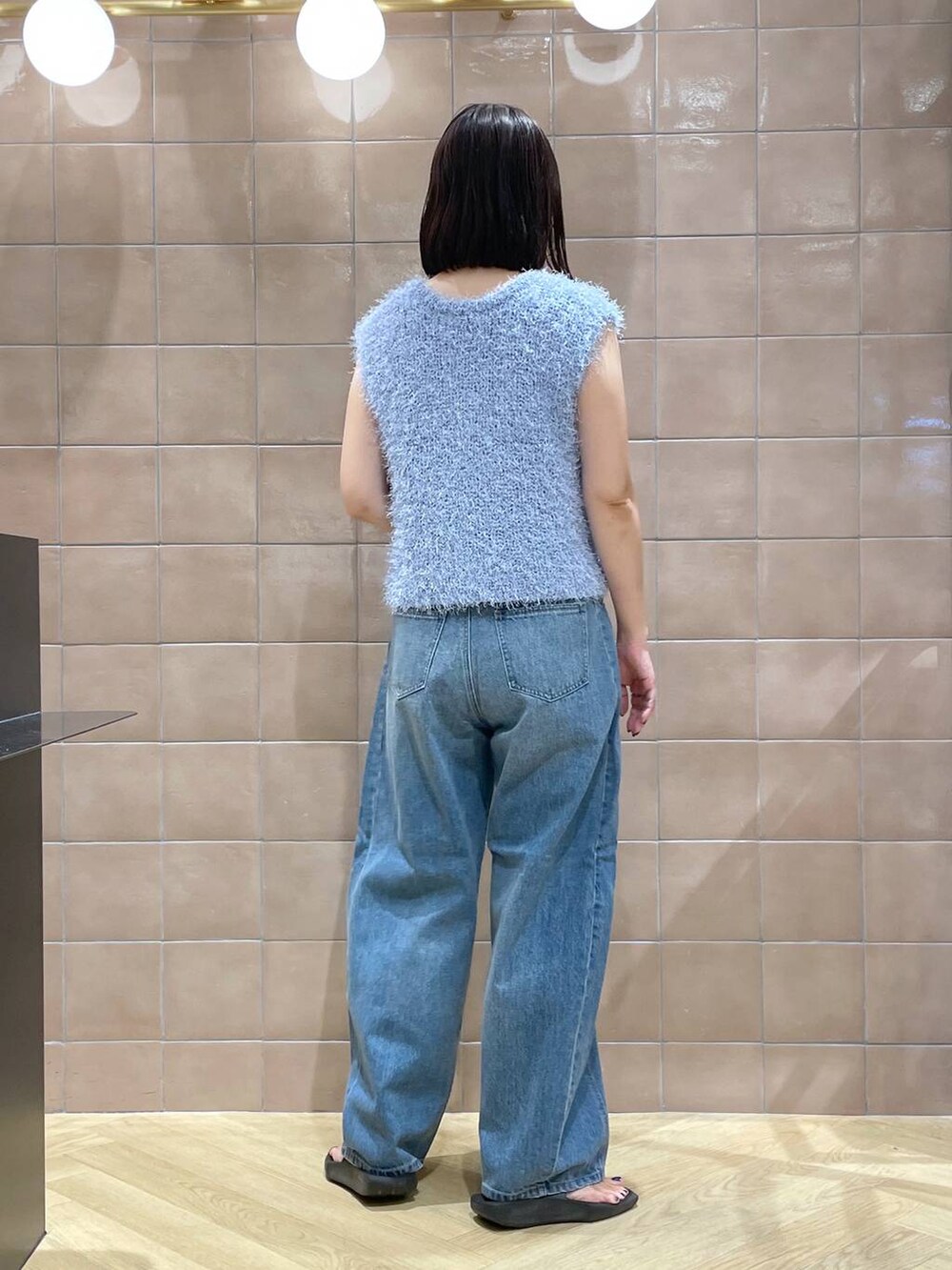 「体型カバー、着痩せ・細見え、デニムパンツ、ワントーン、サンダル、カジュアル、ママコーデ、夏コーデ、SNAP_apart by lowrys、骨格ウェーブ、高身長、apart by lowrys、ベスト、ニット」｜「muleboyの【セレクト】muleboy＿シャープスクエアトゥサンダル（サンダル、ブラック系）」を使った、yoshiさん（レディース・164cm）の夏コーディネートの4枚目の写真