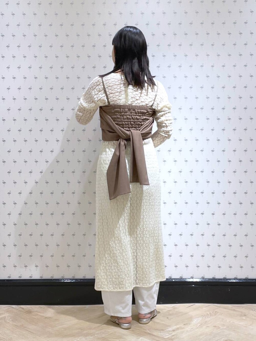 ホワイト系のキャミソール、ホワイト系のその他パンツ、シルバー系のパンプスを着用したレディースの春コーディネートの3枚目の写真