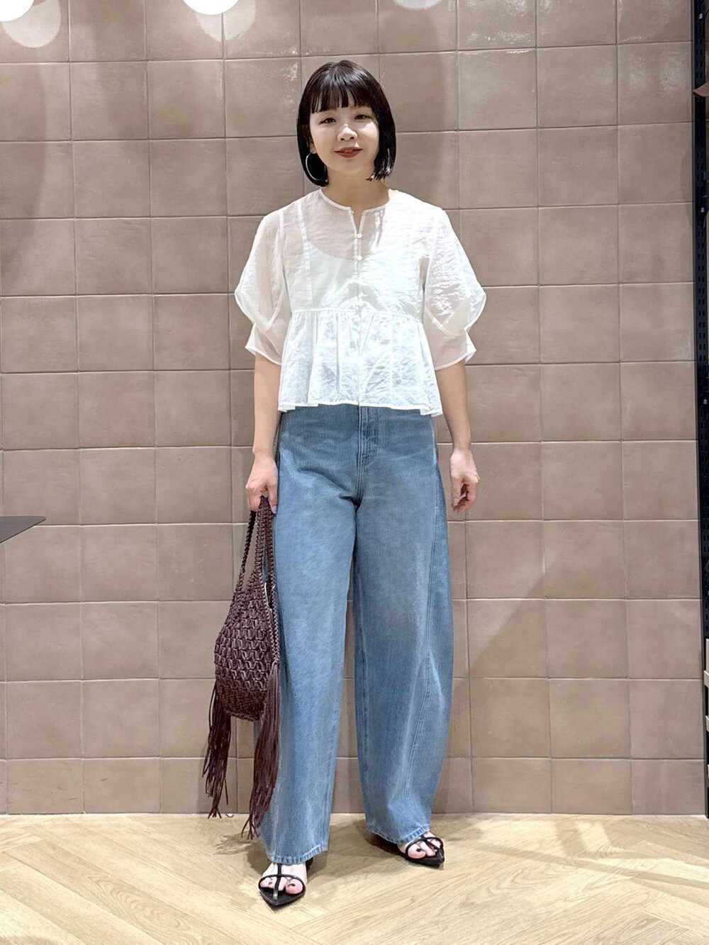 「体型カバー、着痩せ・細見え、カジュアル、ママコーデ、春コーデ、SNAP_apart by lowrys、骨格ウェーブ、高身長、apart by lowrys、ブラウス、シアートップス、カップ付きインナー、デニムパンツ、サンダル、夏のお手入れらくらくワイドパンツ_studio CLIP」｜「A part byのApbコクーンデニムパンツ（デニムパンツ、ブルー系）」を使った、yoshiさん（レディース・164cm）の春コーディネートの2枚目の写真