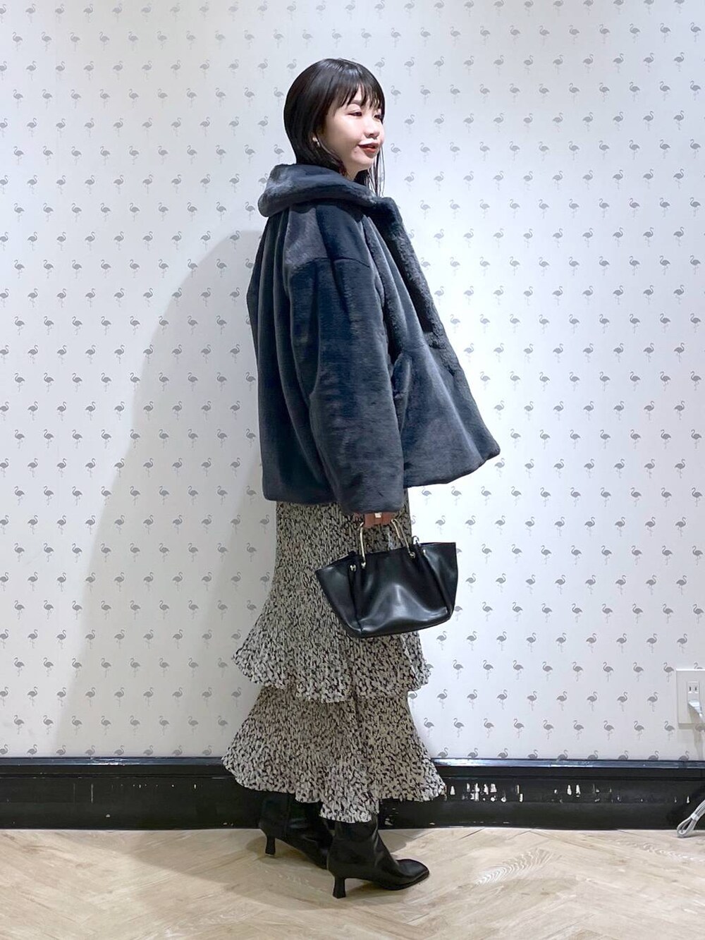 「体型カバー、着痩せ・細見え、カジュアル、ママコーデ、冬コーデ、SNAP_apart by lowrys、きれいめ、高身長、apart by lowrys、e/rm、コート、ジャケット、ニット、ロングスカート、スカート」｜「A part byのホソプリーツティアードスカート（スカート、ベージュ系）」を使った、yoshiさん（レディース・164cm）の冬コーディネートの2枚目の写真