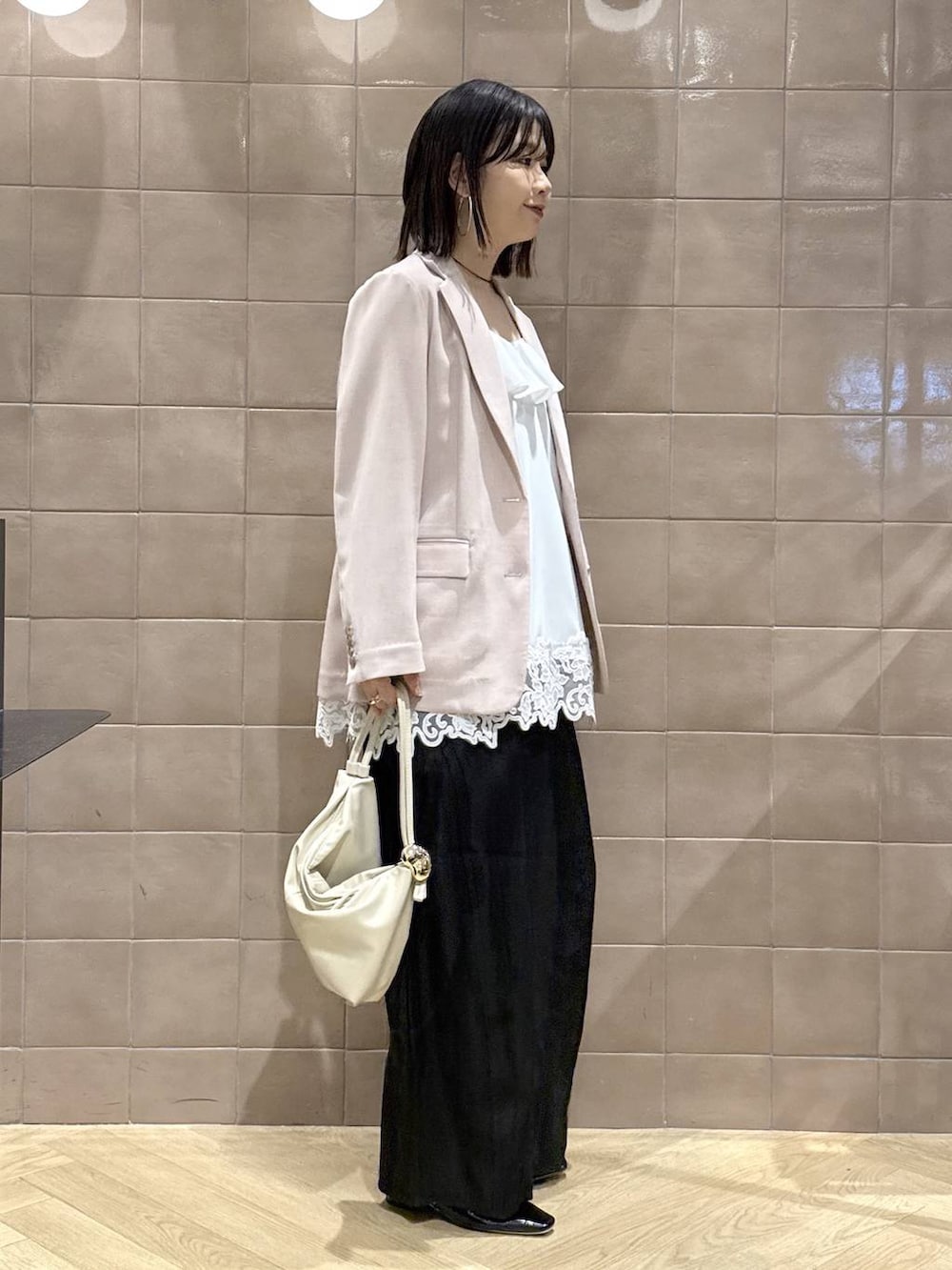 ブラック系のその他パンツ、ホワイト系のキャミソール、ブラック系のパンプスを着用したレディースの春コーディネートの2枚目の写真