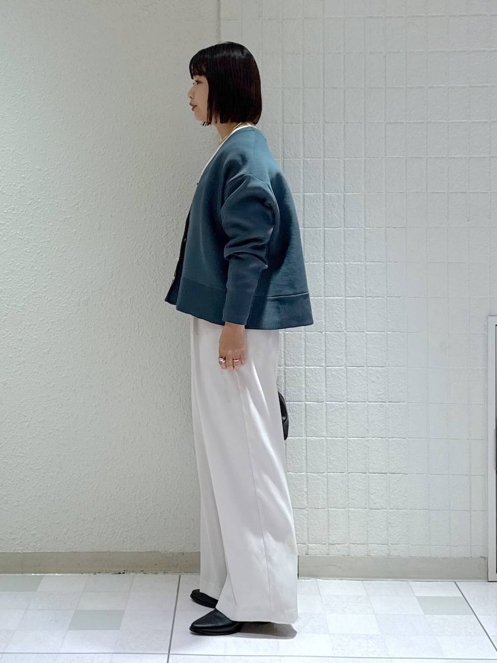 「体型カバー、着痩せ・細見え、カジュアル、ママコーデ、秋コーデ、SNAP_apart by lowrys、骨格ウェーブ、高身長、apart by lowrys、ネックレス、ロンT、カーディガン、オーバーサイズ、ワイドパンツ、ショートブーツ」｜「A part byのソフトストレッチショートブーツ（ブーツ、ブラック系）」を使った、yoshiさん（レディース・164cm）の秋コーディネートの5枚目の写真