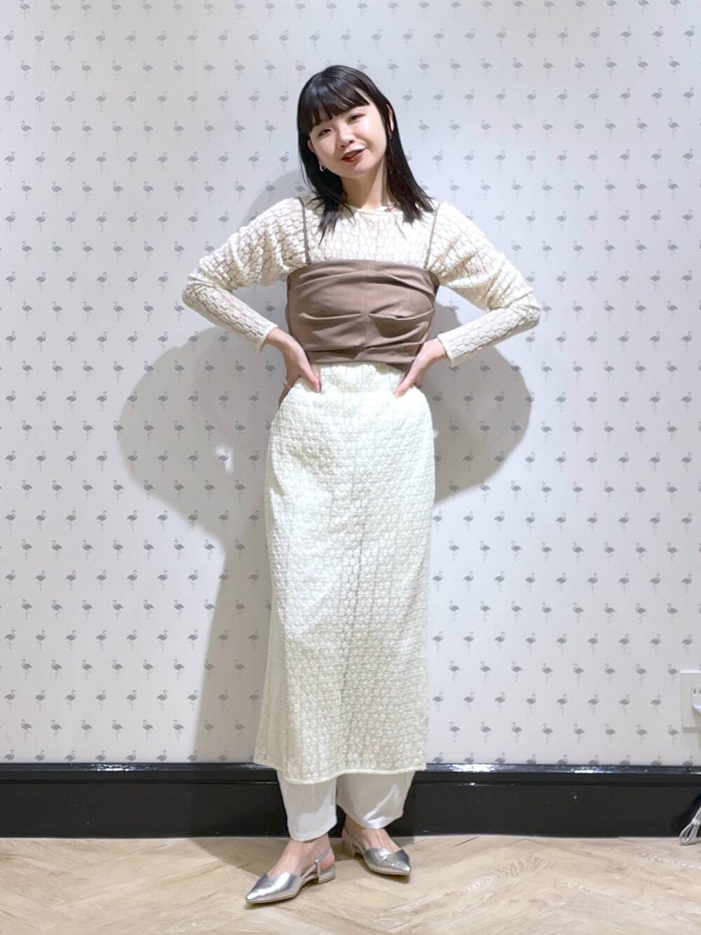ホワイト系のキャミソール、ホワイト系のその他パンツ、シルバー系のパンプスを着用したレディースの春コーディネートの2枚目の写真