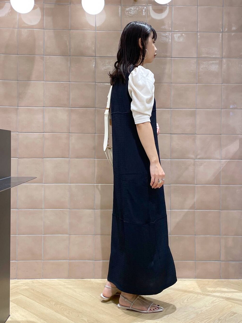 「体型カバー、着痩せ・細見え、カジュアル、ママコーデ、夏コーデ、SNAP_apart by lowrys、骨格ウェーブ、高身長、apart by lowrys、ワンピース、e/rm、バッグ、サンダル、きれいめ、楽ちんコーデ」｜「A part byの【2WAY】フトベルトショルダーバッグ（ショルダーバッグ、ホワイト系）」を使った、yoshiさん（レディース・164cm）の夏コーディネートの3枚目の写真