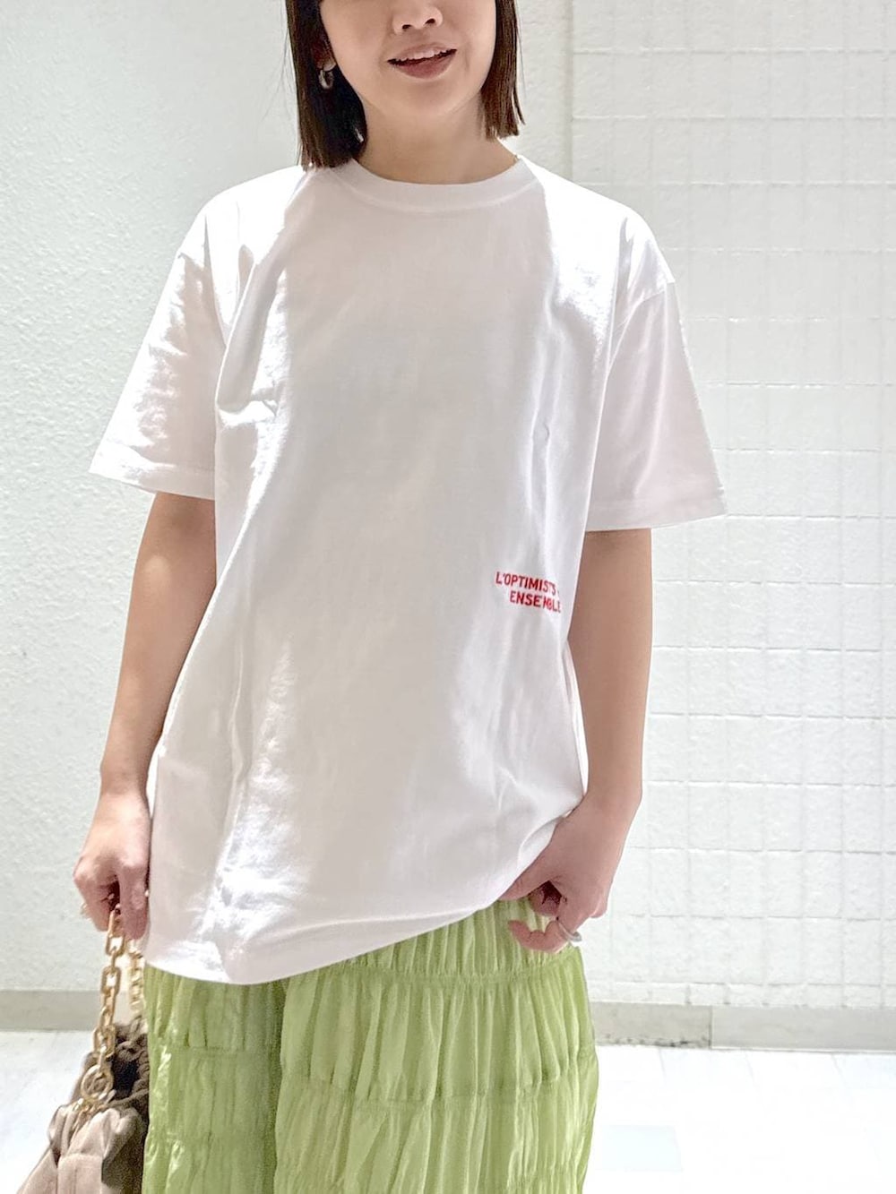 ベージュ系のショルダーバッグ、グリーン系のスカート、ブラック系のその他シューズを着用したレディースの冬コーディネートの5枚目の写真