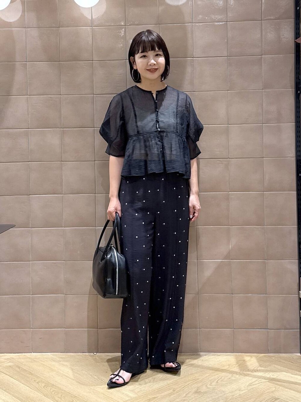 「体型カバー、着痩せ・細見え、カジュアル、ママコーデ、春コーデ、SNAP_apart by lowrys、骨格ウェーブ、高身長、apart by lowrys、ブラウス、カップ付きインナー、ワイドパンツ、サンダル、夏コーデ、ボストンバッグ」｜「A part byのソフトボストンバッグ（ボストンバッグ、ブラック系）」を使った、yoshiさん（レディース・164cm）の春コーディネートの2枚目の写真