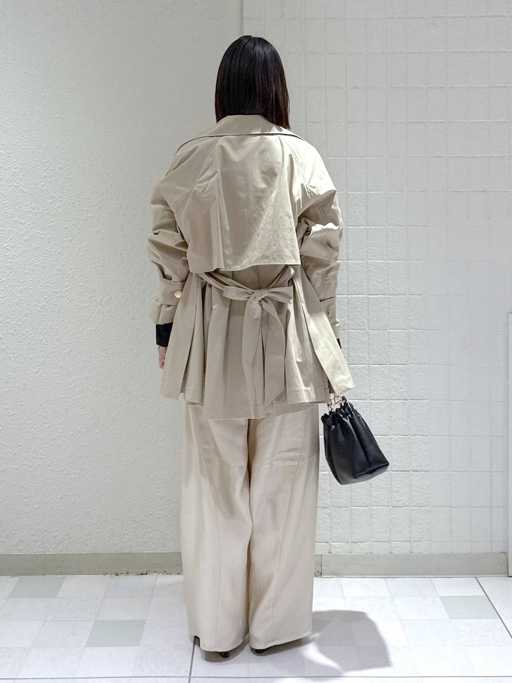 ホワイト系のその他パンツ、ブラック系のショルダーバッグ、ブラック系のシャツ/ブラウスを着用したレディースの春コーディネートの4枚目の写真