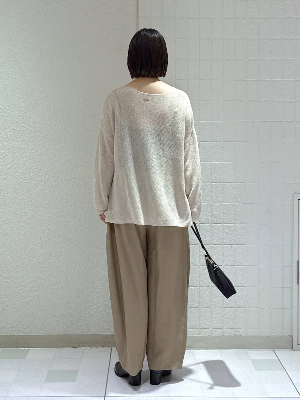 「体型カバー、ワイドパンツ、スラックス、ショートブーツ、バッグ、着痩せ・細見え、カジュアル、ママコーデ、秋コーデ、SNAP_apart by lowrys、骨格ウェーブ、高身長、apart by lowrys、ニット、きれいめカジュアル」｜「A part byのスラックスコクーンボリュームパンツ（スラックス、ベージュ系）」を使った、yoshiさん（レディース・164cm）の秋コーディネートの4枚目の写真