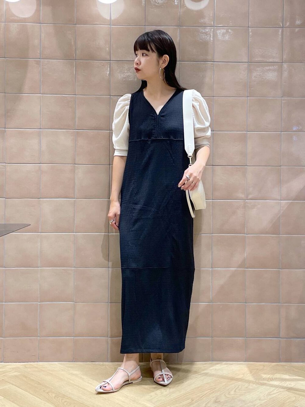 「体型カバー、着痩せ・細見え、カジュアル、ママコーデ、夏コーデ、SNAP_apart by lowrys、骨格ウェーブ、高身長、apart by lowrys、ワンピース、e/rm、バッグ、サンダル、きれいめ、楽ちんコーデ」｜「A part byの【2WAY】フトベルトショルダーバッグ（ショルダーバッグ、ホワイト系）」を使った、yoshiさん（レディース・164cm）の夏コーディネートの5枚目の写真