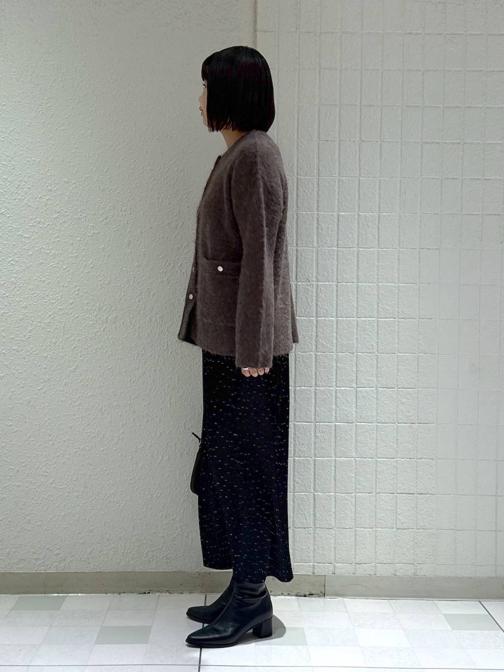 ブラック系のブーツ、その他のスカート、ブラウン系のカーディガン/ボレロを着用したレディースの秋コーディネートの5枚目の写真